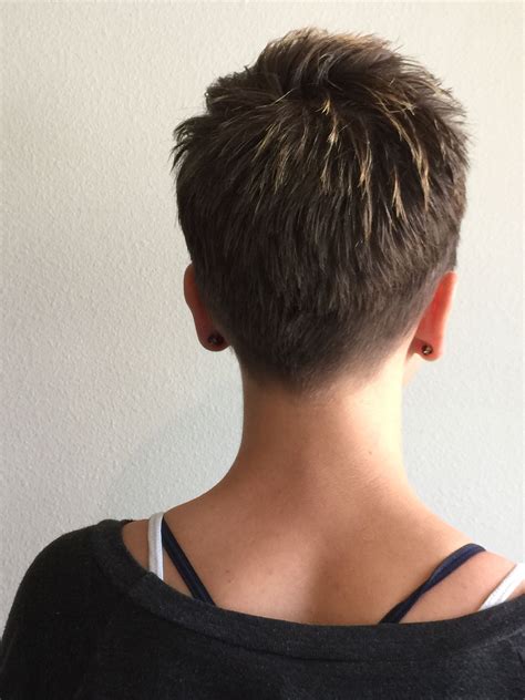 sehr kurzer pixie cut hinterkopf|pixie cut pflegelicht.